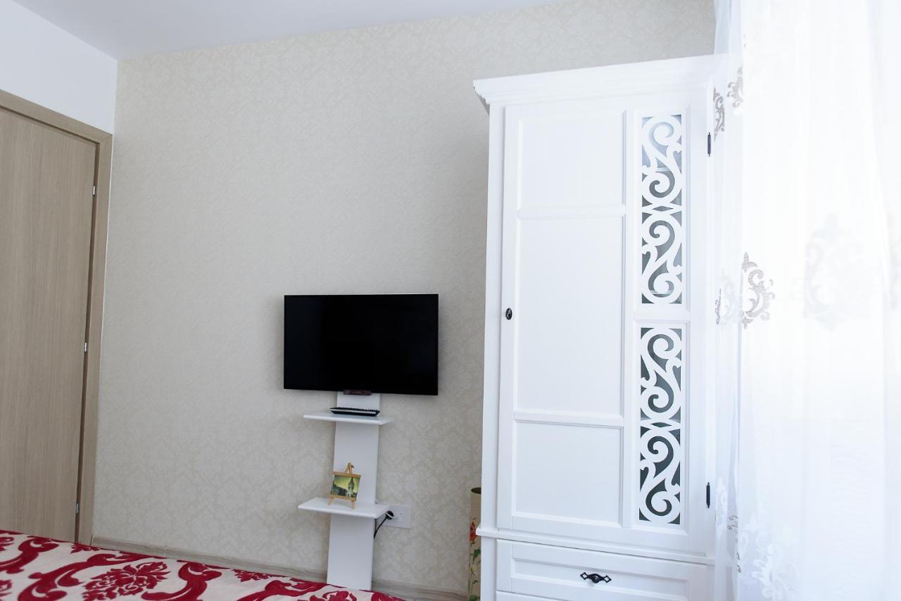 Carla'S Apartment, Airport & Train Station Shuttle Iasi Exterior photo
